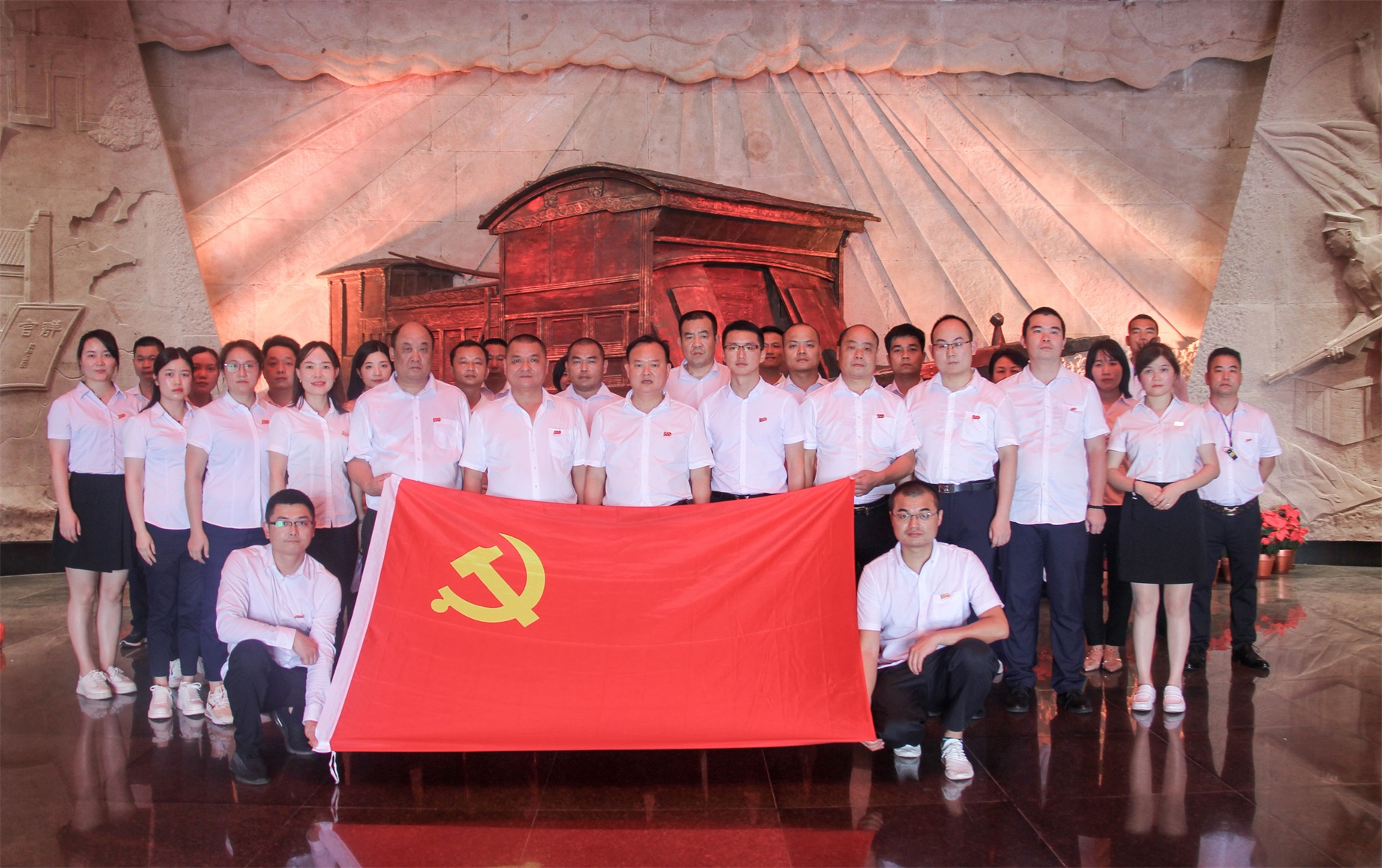 党员们参观红色教育基地合影