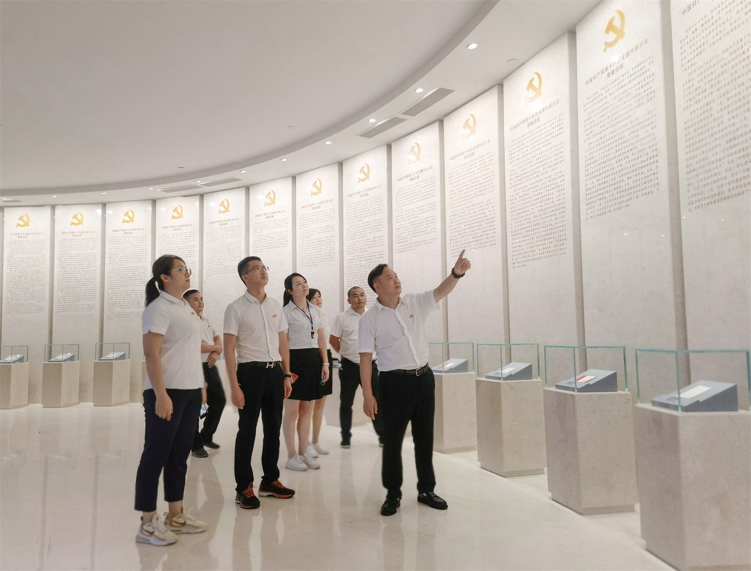 党员们参观红色教育基地合影